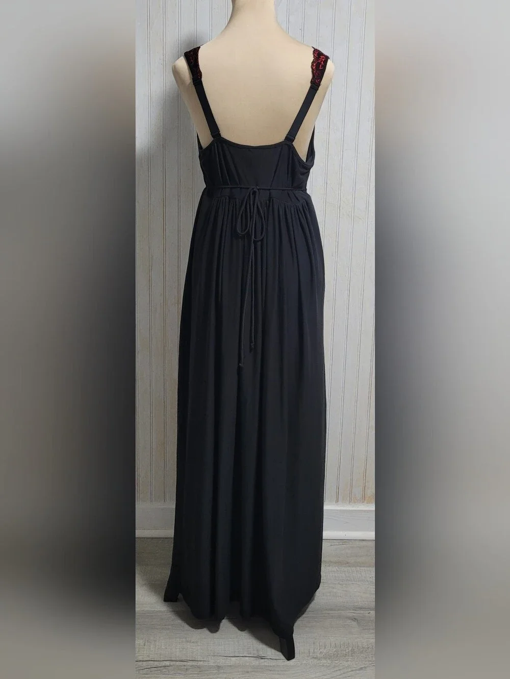 In Bloom by Jonquil Black Red Lace Trim Maxi Nightgown Size Medium EUC